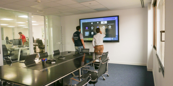 Instalación Monitor interactivo en sala de reuniones Goal Systems